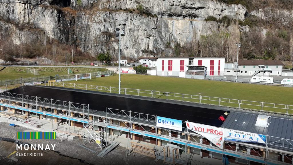 Panneaux solaires installés dans la zone sportive en Valais