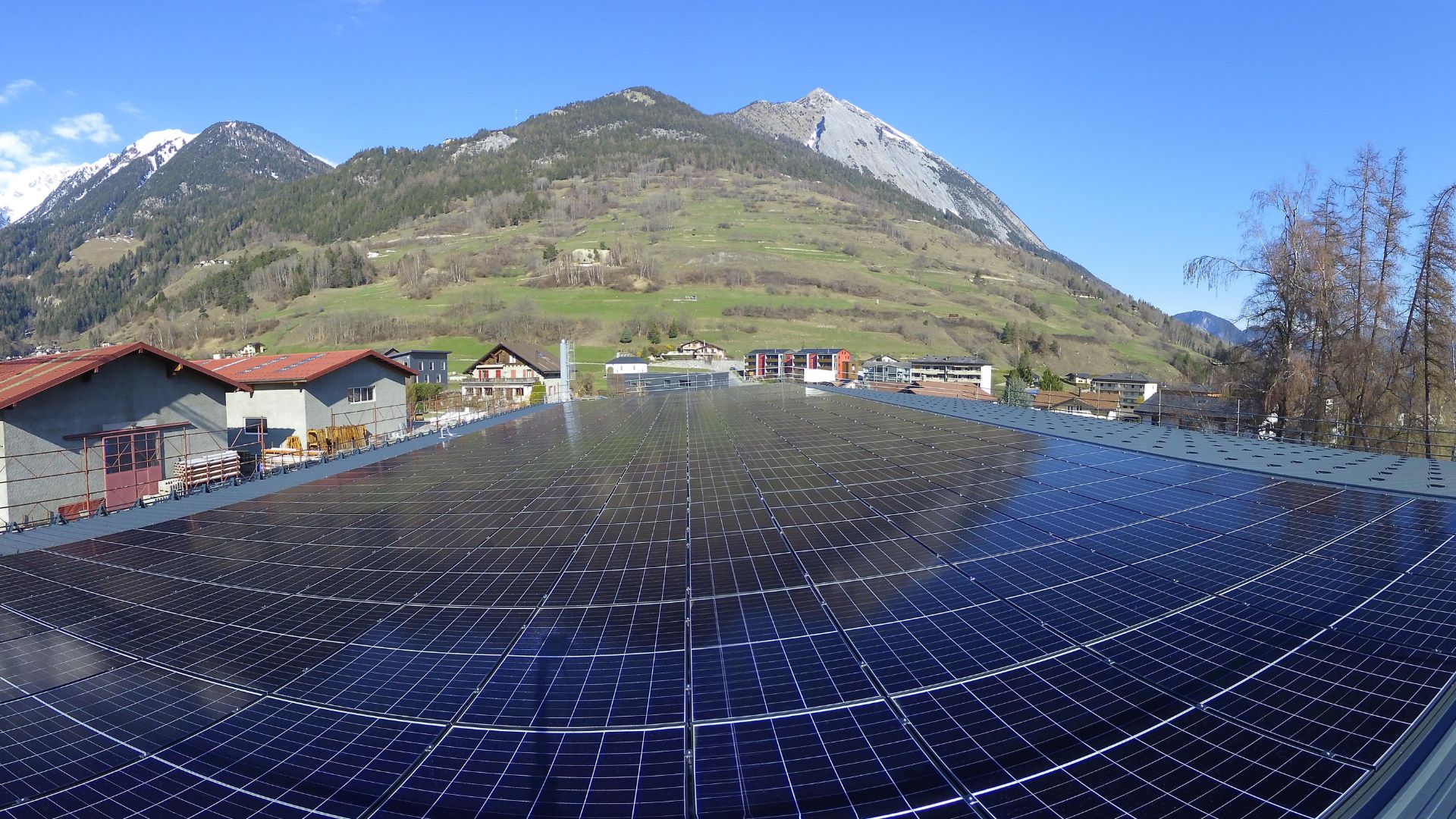 Installation photovoltaïque sur hall industriel en bois à Orsières en Valais